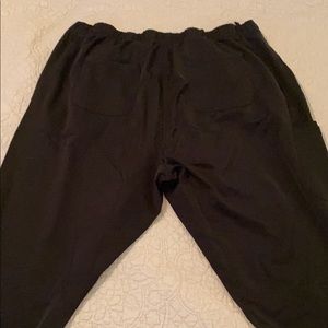 Women’s healing hands scrub pants in black.